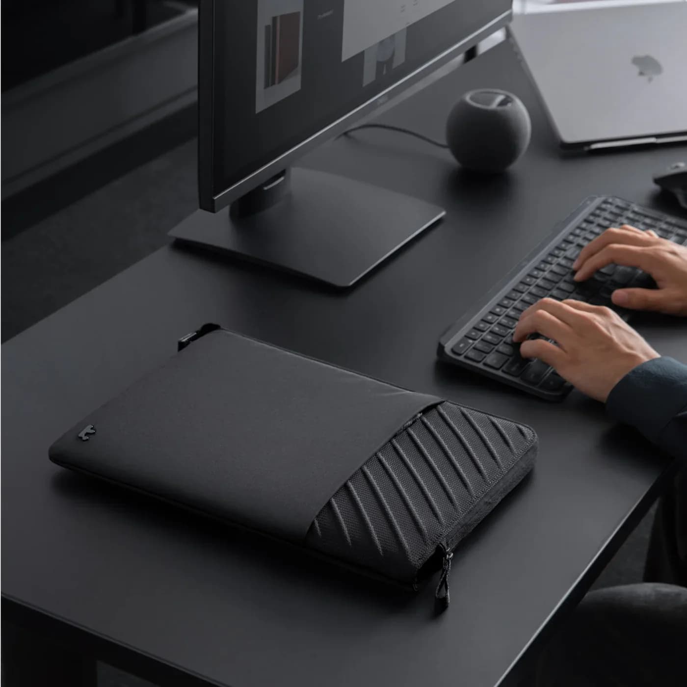 tomtoc Voyage-A10 Laptop Sleeve for 16 inch MacBook Air/Pro — image 1